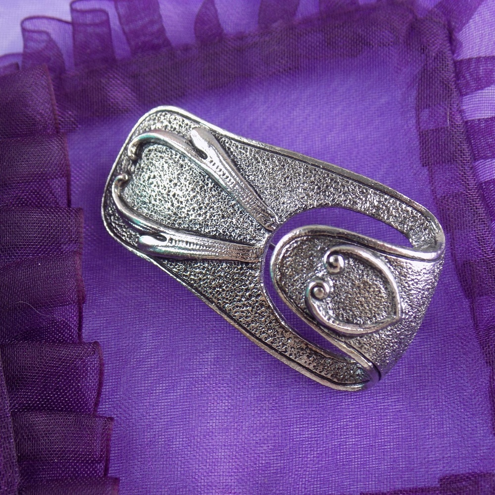 SARAH COVENTRY Hook Brooch Pin Split Trick